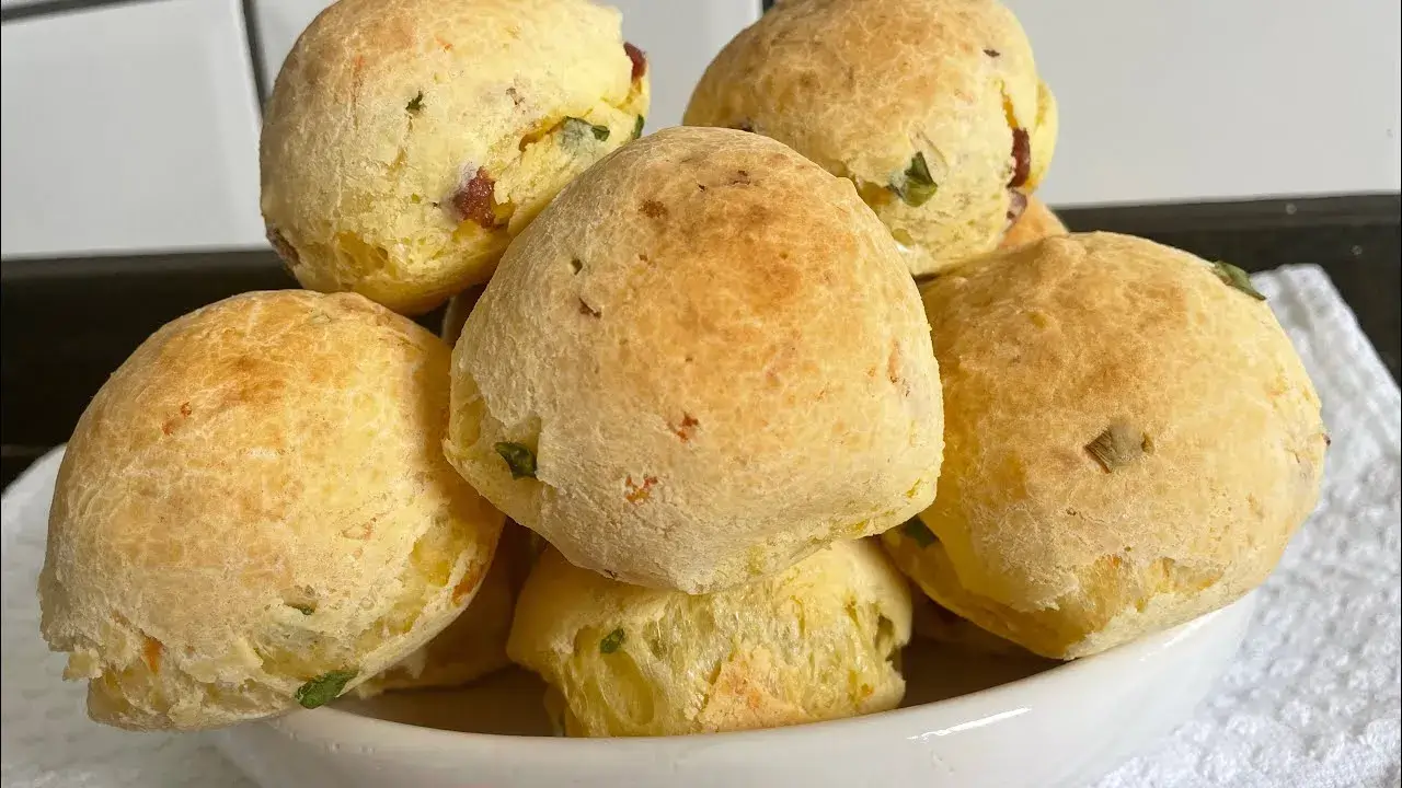 Pão de Queijo Temperado: Receita Tradicional com Bacon e Calabresa Veja