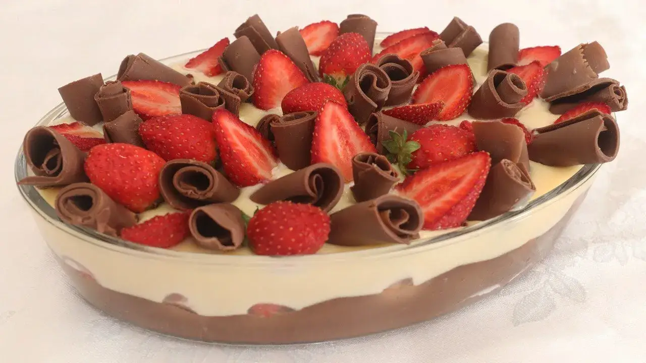 Sobremesa de Chocolate com Morango: Receita Fácil e Cremosa que Todo Mundo Vai Amar