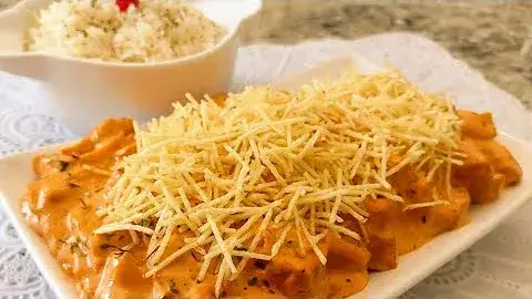 Strogonoff de Frango Cremoso: Receita Tradicional para um Prato Delicioso e Fácil