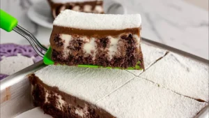 Bolo Gelado De Liquidificador Com Calda De Leite Ninho E Cobertura De Chocolate Perfeito