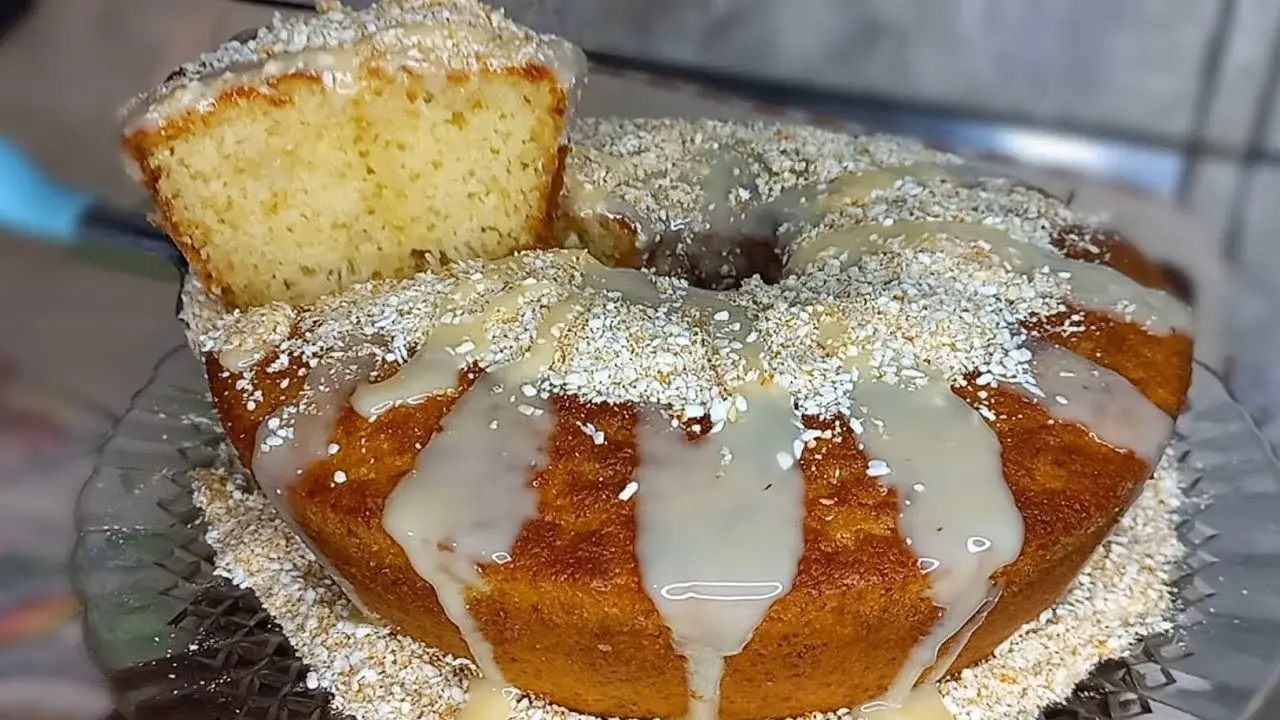 Bolo Pão Doce de Coco Fofinho com Crosta Crocante