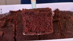 Bolo de Chocolate com Cobertura Crocante que Lembra a Infância