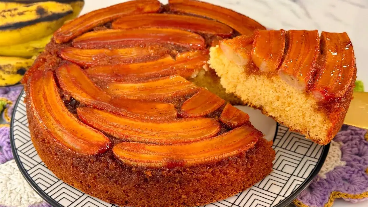 Bolo de Fubá com Bananas Caramelizadas: Receita Fácil e Massa Fofinha