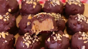 Bombom de Paçoca Cremoso com Casquinha Crocante de Amendoim