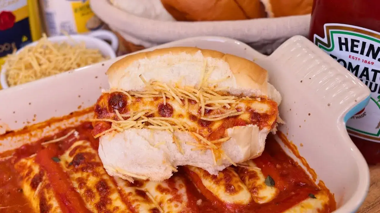 Cachorro Quente Recheado com Queijo e Molho de Tomate Cremoso
