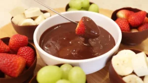 Fondue de Chocolate Cremoso: Receita Fácil Com Frutas Para Servir Em Casa