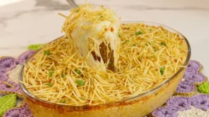 Fricassê de Frango Cremoso com Batata Palha e Queijo Derretido