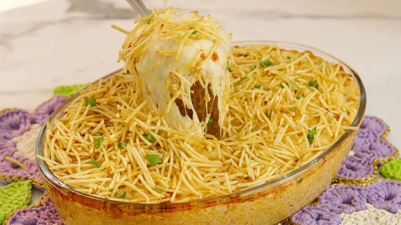 Fricassê de Frango Cremoso com Batata Palha e Queijo Derretido