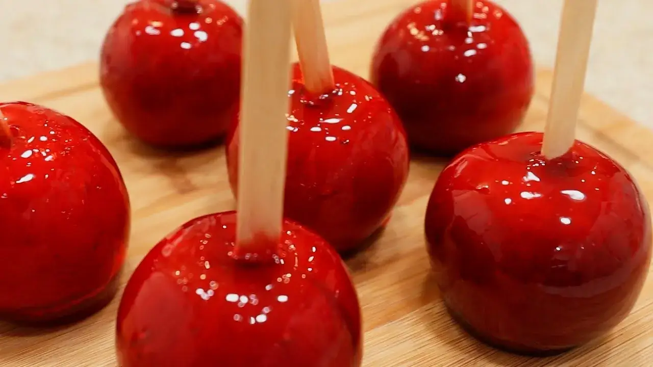 A maçã do amor é uma receita clássica, fácil de fazer e perfeita para quem...