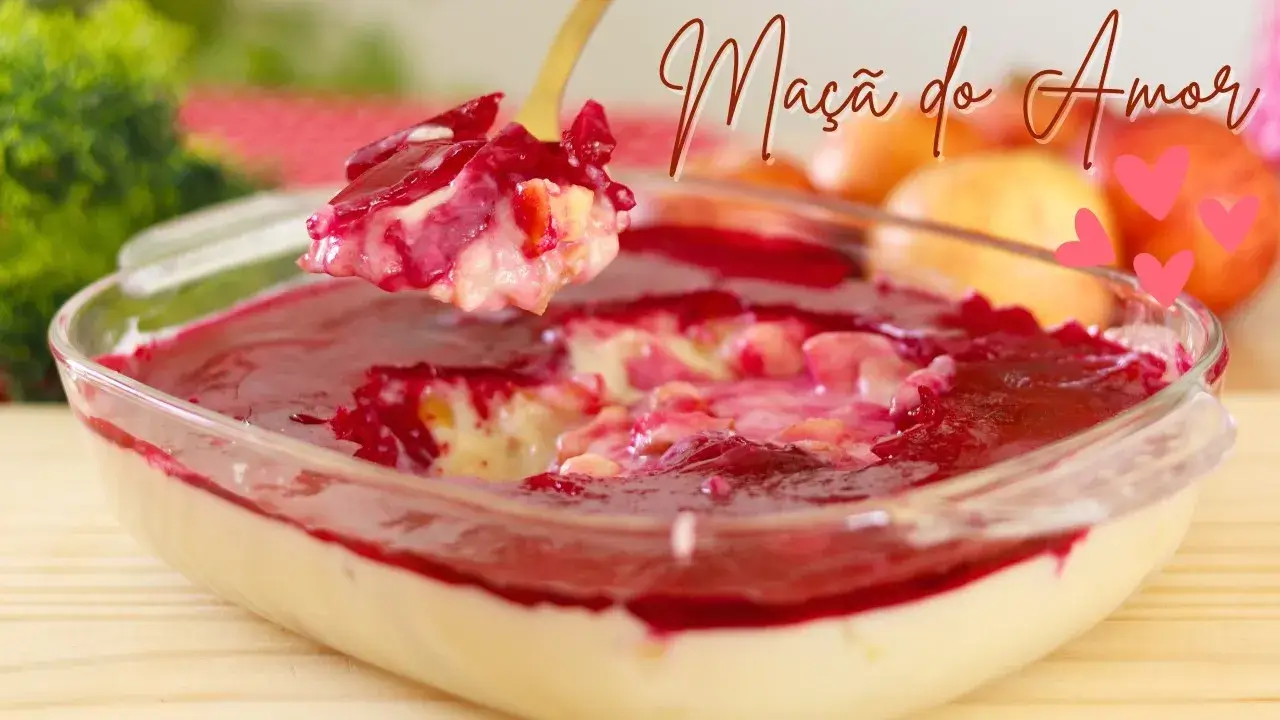 A maçã do amor na travessa é uma sobremesa prática que traz todo o sabor...