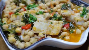 Receita de Bacalhau com Grão-de-Bico e Espinafres Fácil e Rápida
