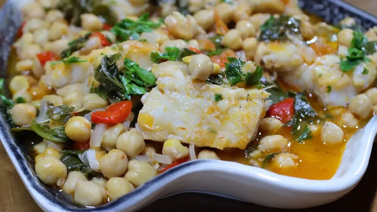 Receita de Bacalhau com Grão-de-Bico e Espinafres Fácil e Rápida