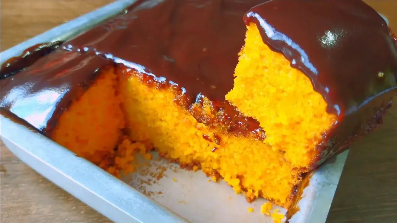 Bolo de Cenoura de Liquidificador com Cobertura de Chocolate Simples de Fazer