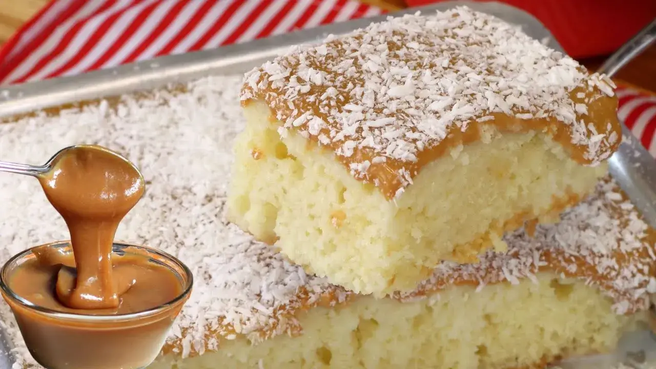 Bolo de Doce de Leite com Coco Fofinho e Molhadinho