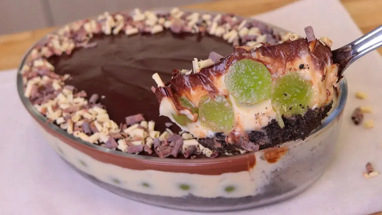 Bombom de Uva na Travessa Com Creme de Leite Ninho e Chocolate Para Servir Bem Gelada
