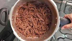 Como Desfiar Carne na Panela de Pressão e Fazer Caldo Caseiro