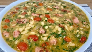 Feijão Branco Cremoso Com Linguiça Toscana Fácil de Fazer