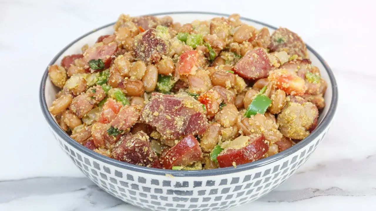 Receita de Feijão Tropeiro Bem Recheado e Saboroso com Bacon, Calabresa e Carne-Seca