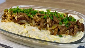 Macarrão com Molho Branco, Queijo Gorgonzola e Bife Acebolado
