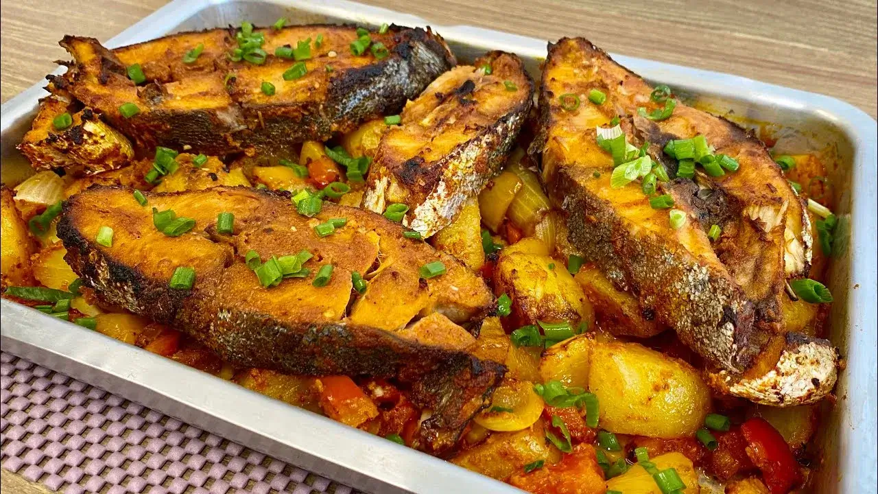 Peixe Assado com Legumes: Receita Fácil e Saborosa Perfeito Para o Almoço de Domingo