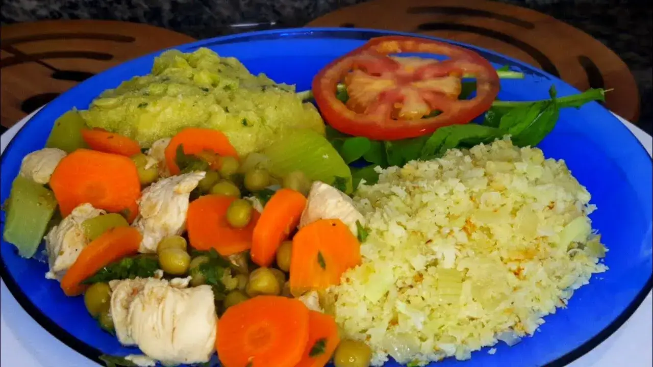 Refogado de Frango com Legumes, Purê de Abobrinha e Arroz de Couve-Flor para Diabéticos