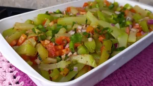 Salada de Chuchu Refrescante e Temperada Para Variar o Cardápio