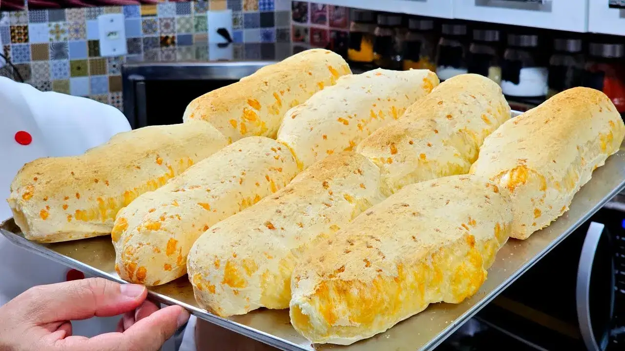 Os biscoitos de queijo caseiros crocantes com polvilho são fáceis de preparar e ficam com...