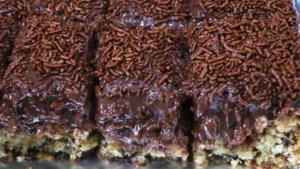 Bolo Formigueiro Molhadinho Com Cobertura De Chocolate
