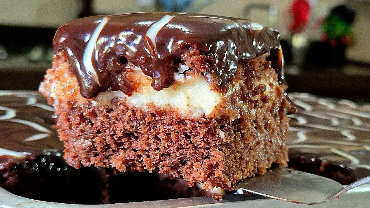 O bolo prestígio é um clássico que combina massa de chocolate macia, recheio cremoso de...