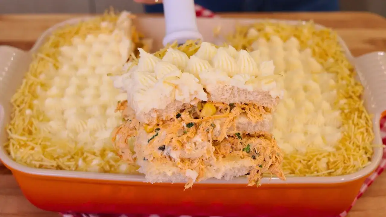 O bolo salgado de frango é uma opção prática e deliciosa para lanches e festinhas,...