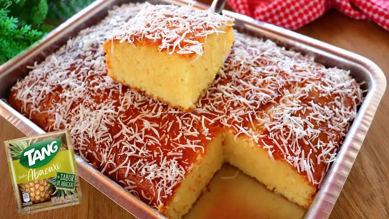 O bolo de abacaxi com Tang é uma opção prática e deliciosa para o café...