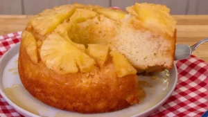 Bolo de Abacaxi com Massa de Iogurte e Caramelo