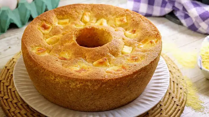 Bolo de Fubá de Angu com Queijo Macio e Esfarelado