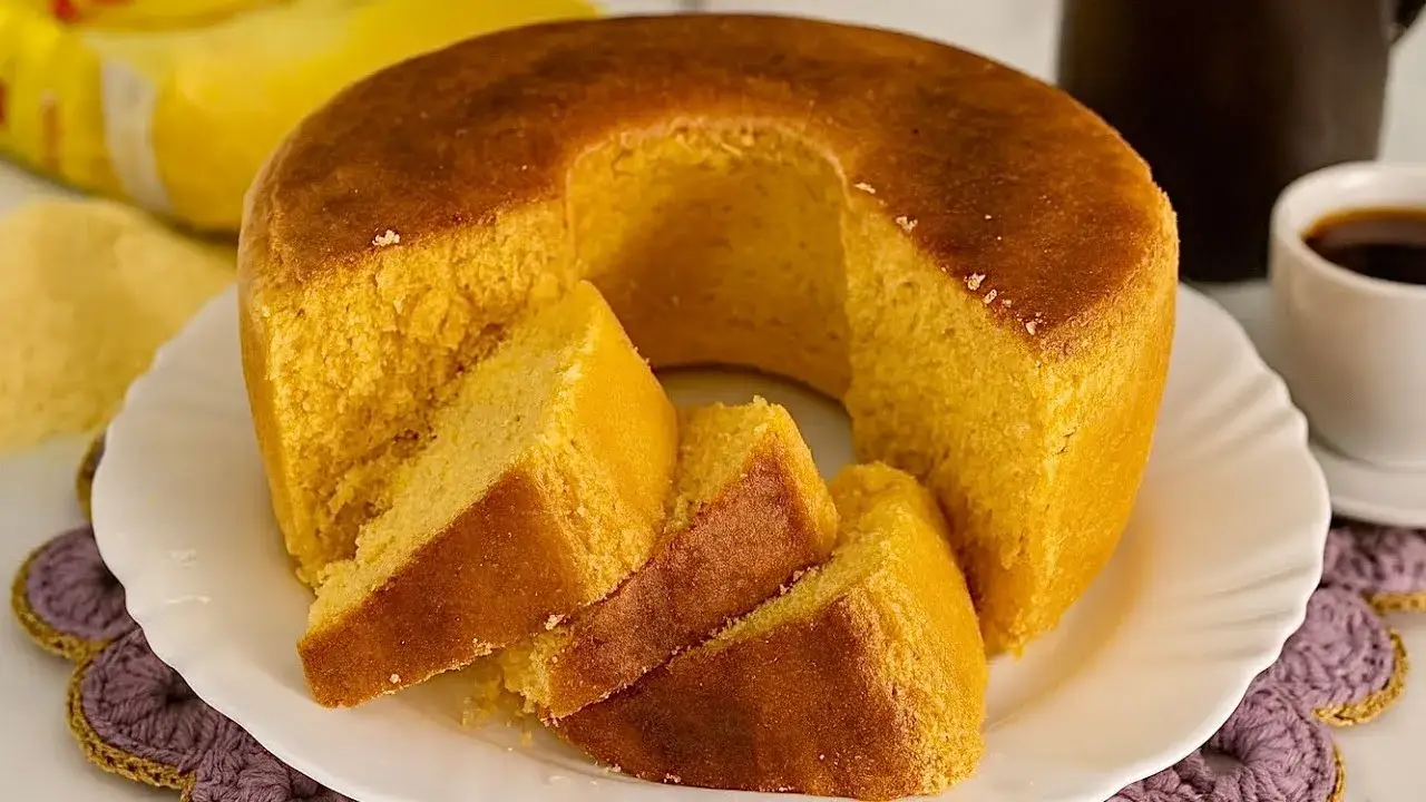 O bolo de fubá sem ovo e sem farinha de trigo é uma receita prática,...
