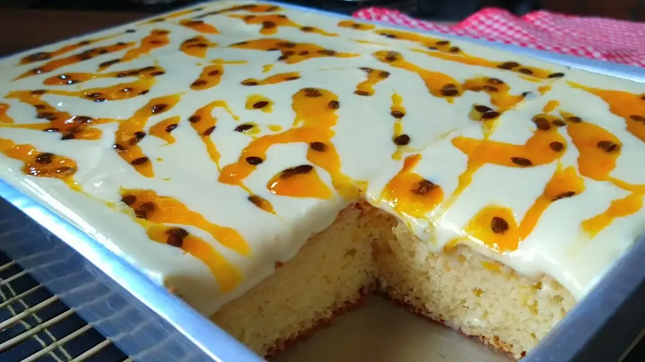 Bolo de Maracujá Fofinho com Cobertura Cremosa