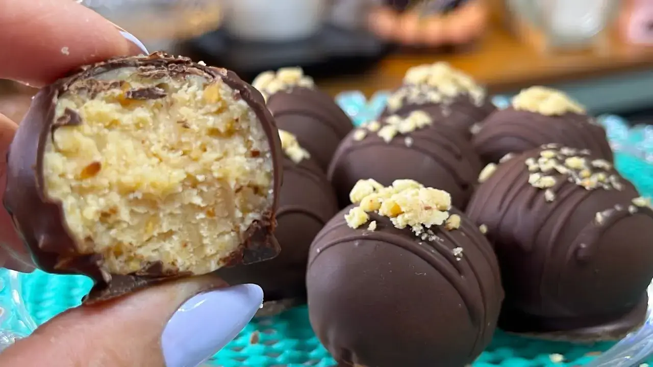 O bombom de paçoca sem leite condensado é uma sobremesa prática e deliciosa, perfeita para...