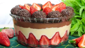 Bombom de Travessa de Morango com Leite Ninho e Chocolate