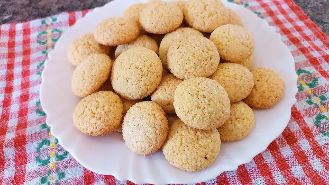 A broinha de fubá é uma receita simples e muito prática para servir no café...