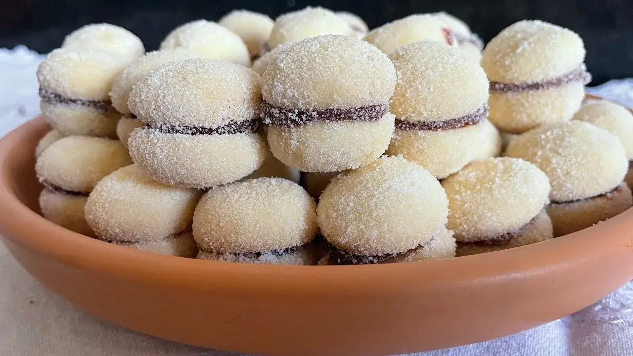 O casadinho caseiro é um biscoitinho recheado com goiabada, delicioso, crocante por fora e macio...