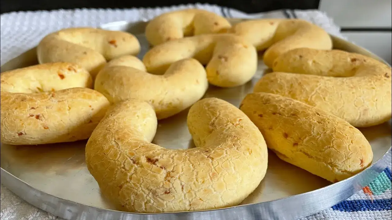 A chipa é um biscoito de queijo simples e rápido de fazer, ideal para o...