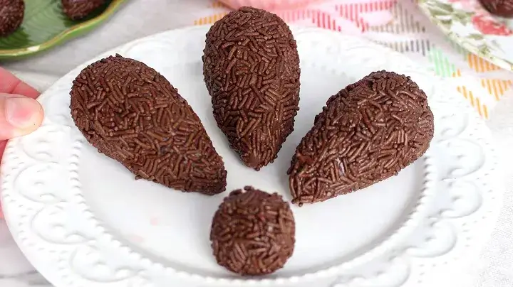 Coxinha de Brigadeiro Recheada com Morango