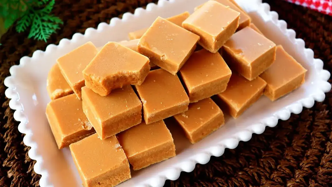 O doce de leite caseiro é uma sobremesa deliciosa, cremosa e firme, perfeita para servir...
