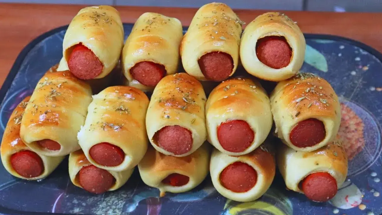 O enroladinho de salsicha é um salgado assado muito popular, perfeito para lanches da tarde,...