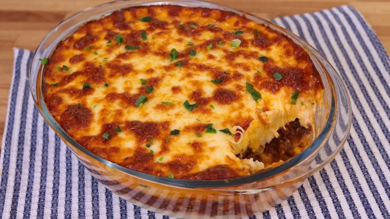O escondidinho de carne é um prato delicioso, cremoso e suculento, ideal para servir no...