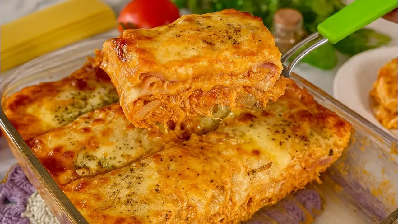A lasanha de frango cremosa é uma receita prática e saborosa que combina frango desfiado...