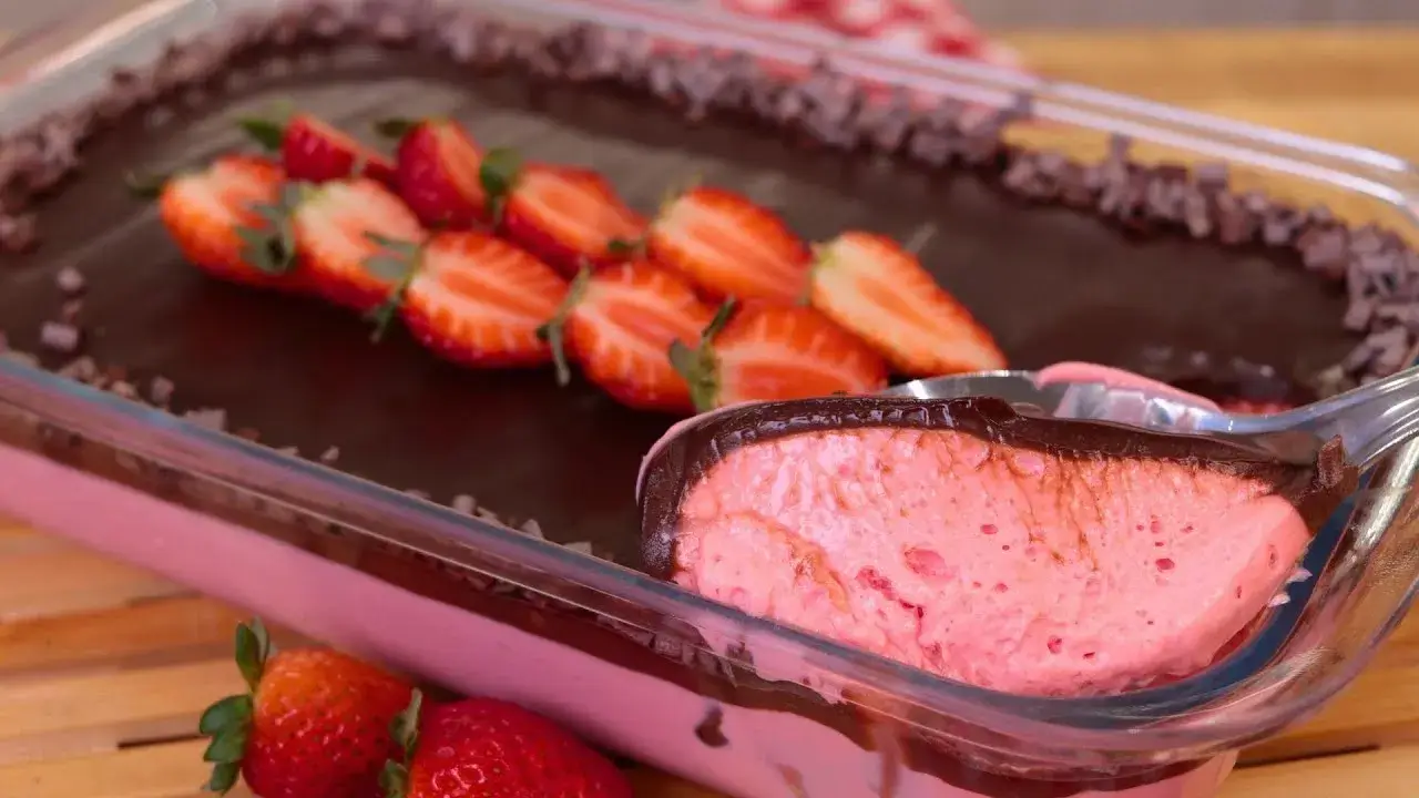 Uma sobremesa deliciosa, prática e muito visual: a mousse sensação de morango com chocolate é...