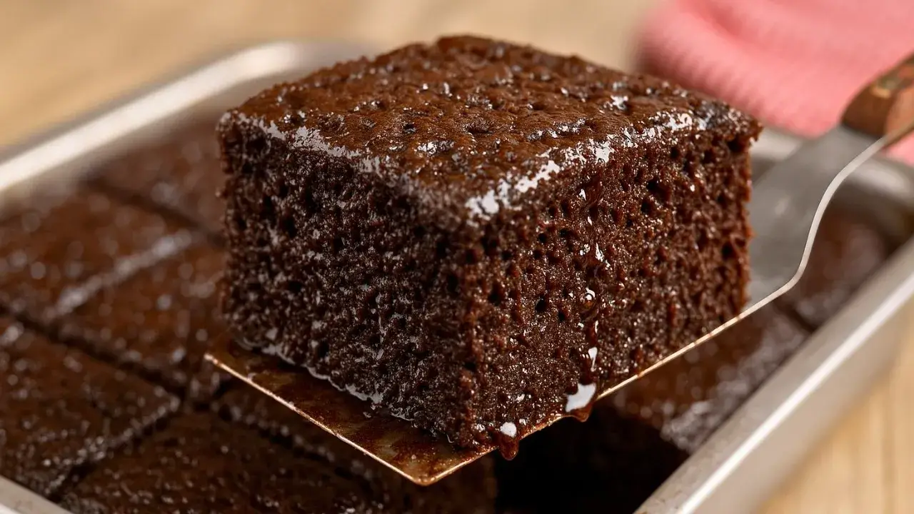 O Bolo de Chocolate Mais Fácil, Delicioso e Molhadinho