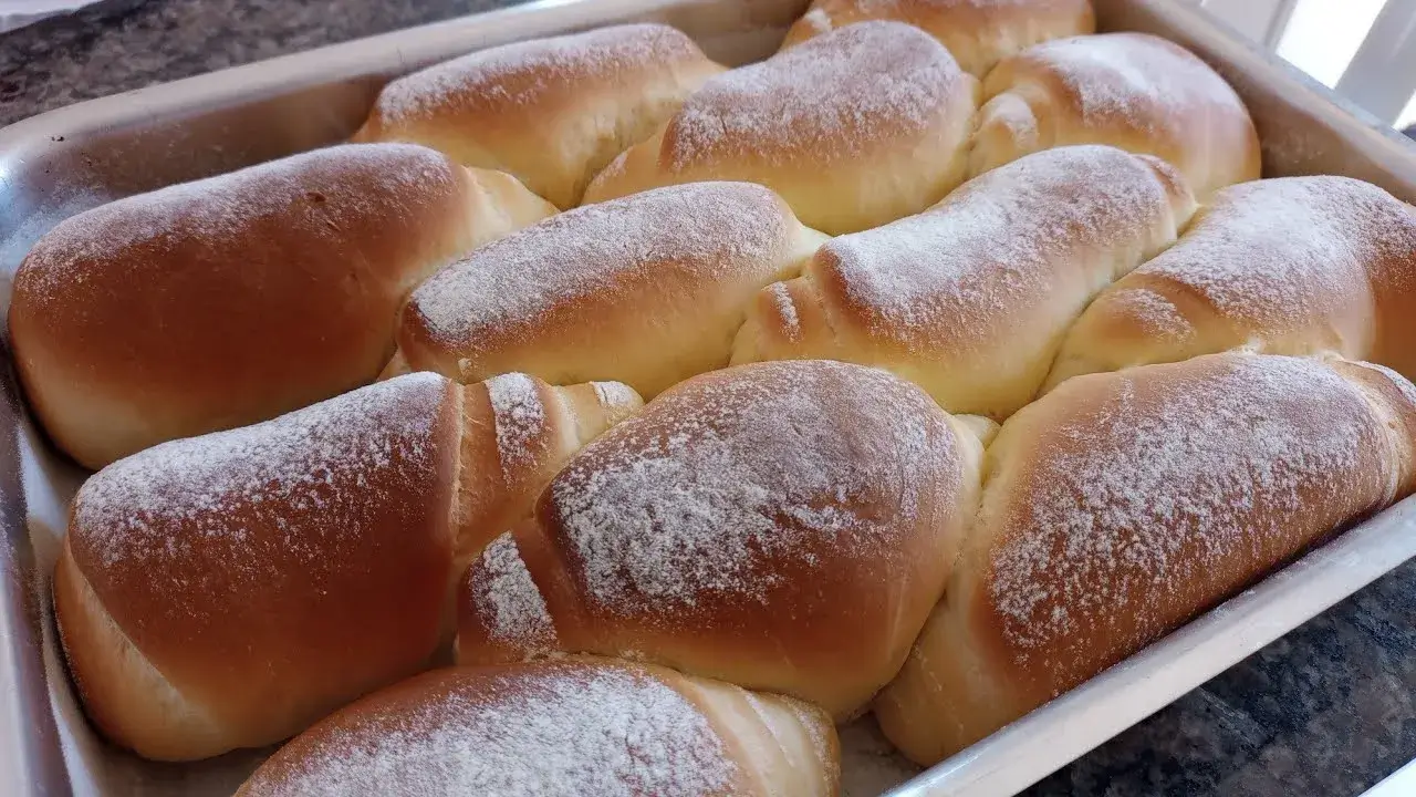 O pão caseirinho é uma receita prática que rende pãezinhos leves, macios e com uma...