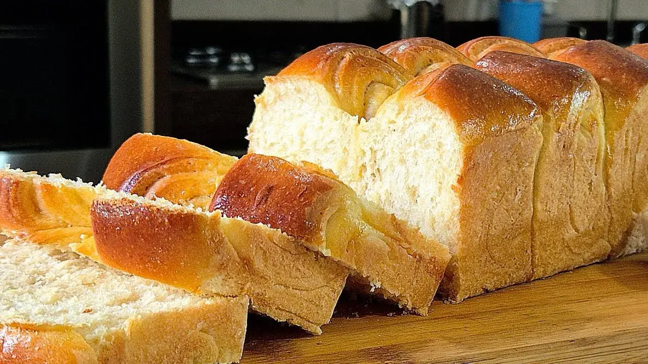 O pão caseiro amanteigado é perfeito para o café da manhã ou lanche da tarde....