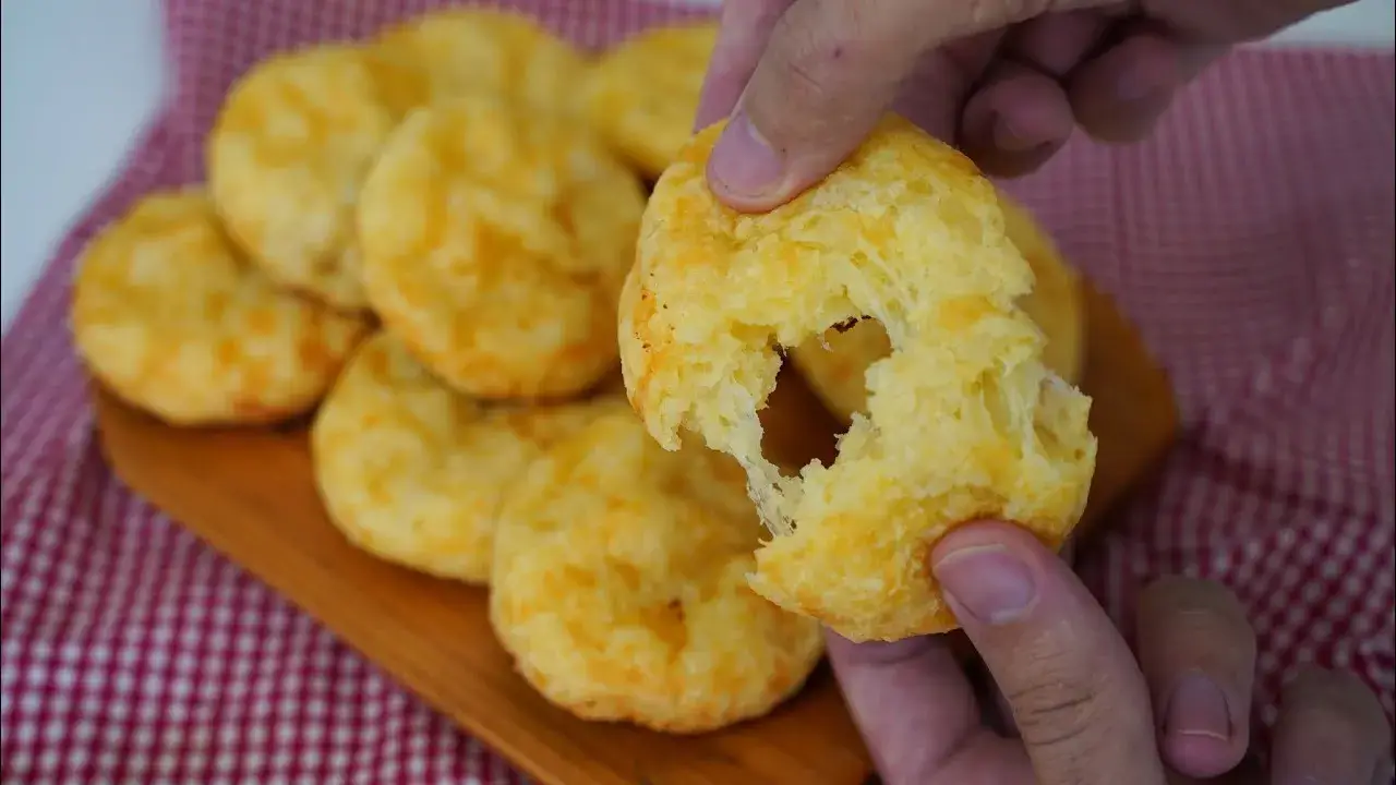Pão de Queijo Crocante Por Fora e Macio Por Dentro